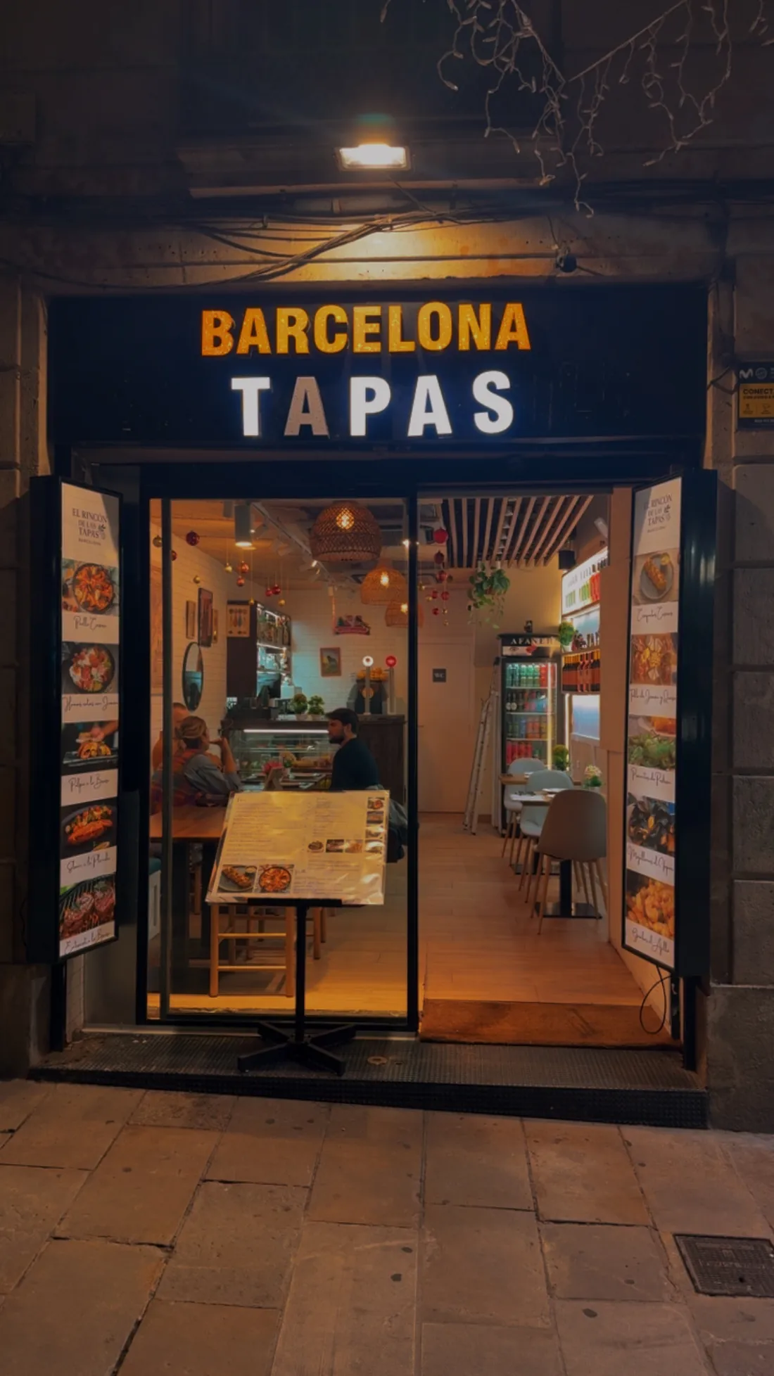 Fachada iluminada del restaurante en Carrer del Call