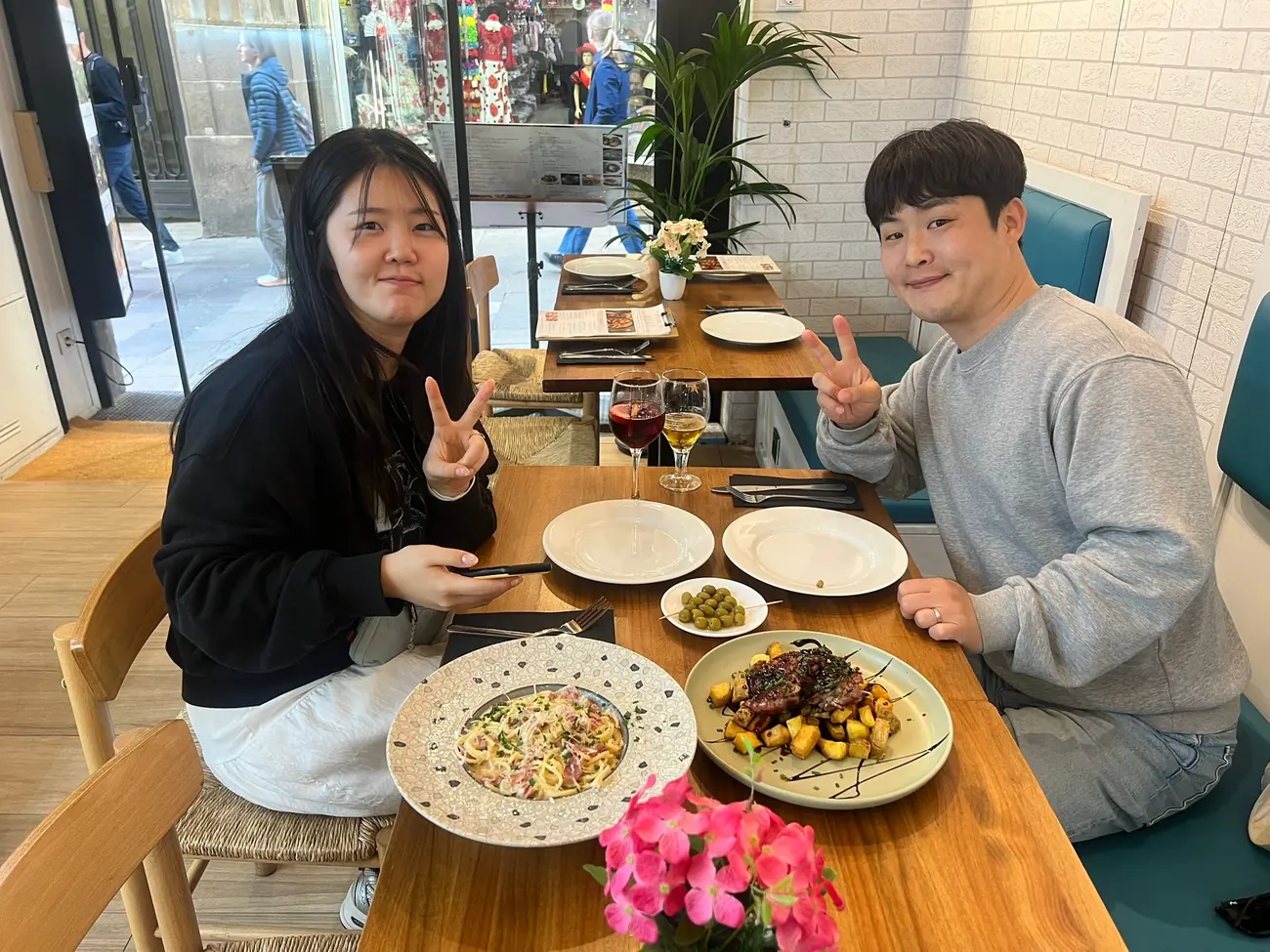 Pareja de clientes con platos de tapas