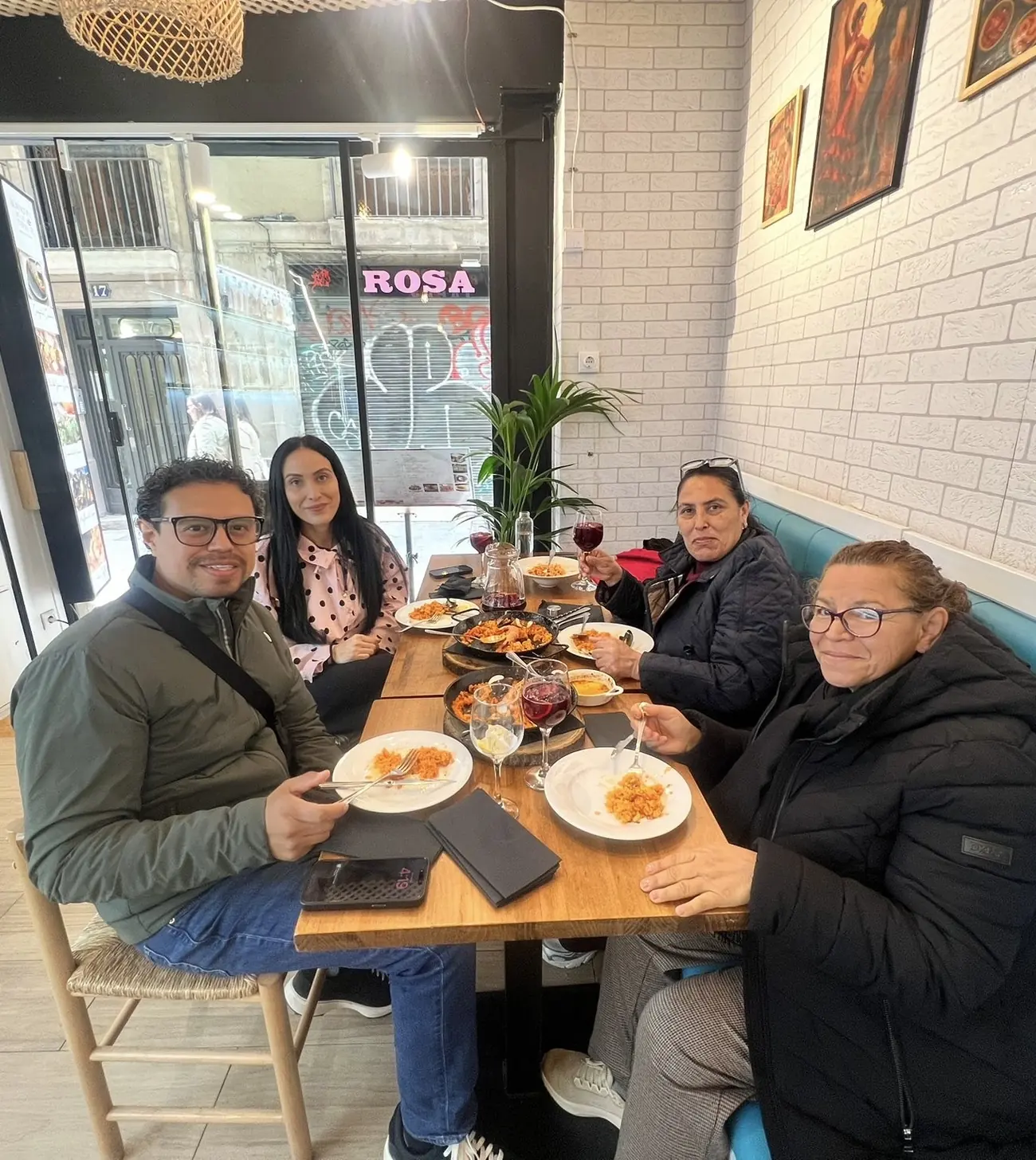 Grupo de clientes compartiendo tapas en una mesa larga