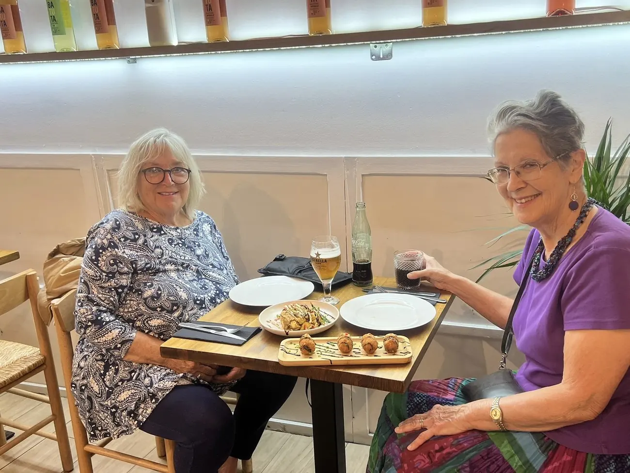 Clientas disfrutando de una tabla de tapas