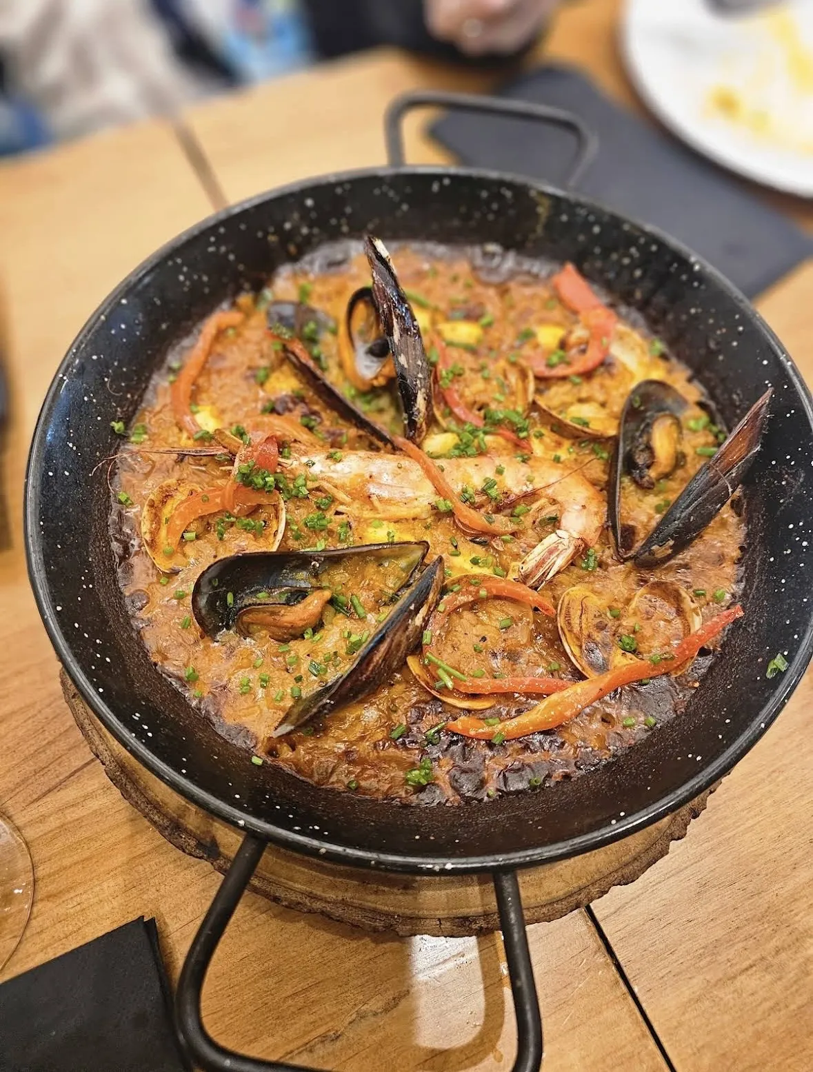 Paella de marisco con mejillones y gambas en su paellera