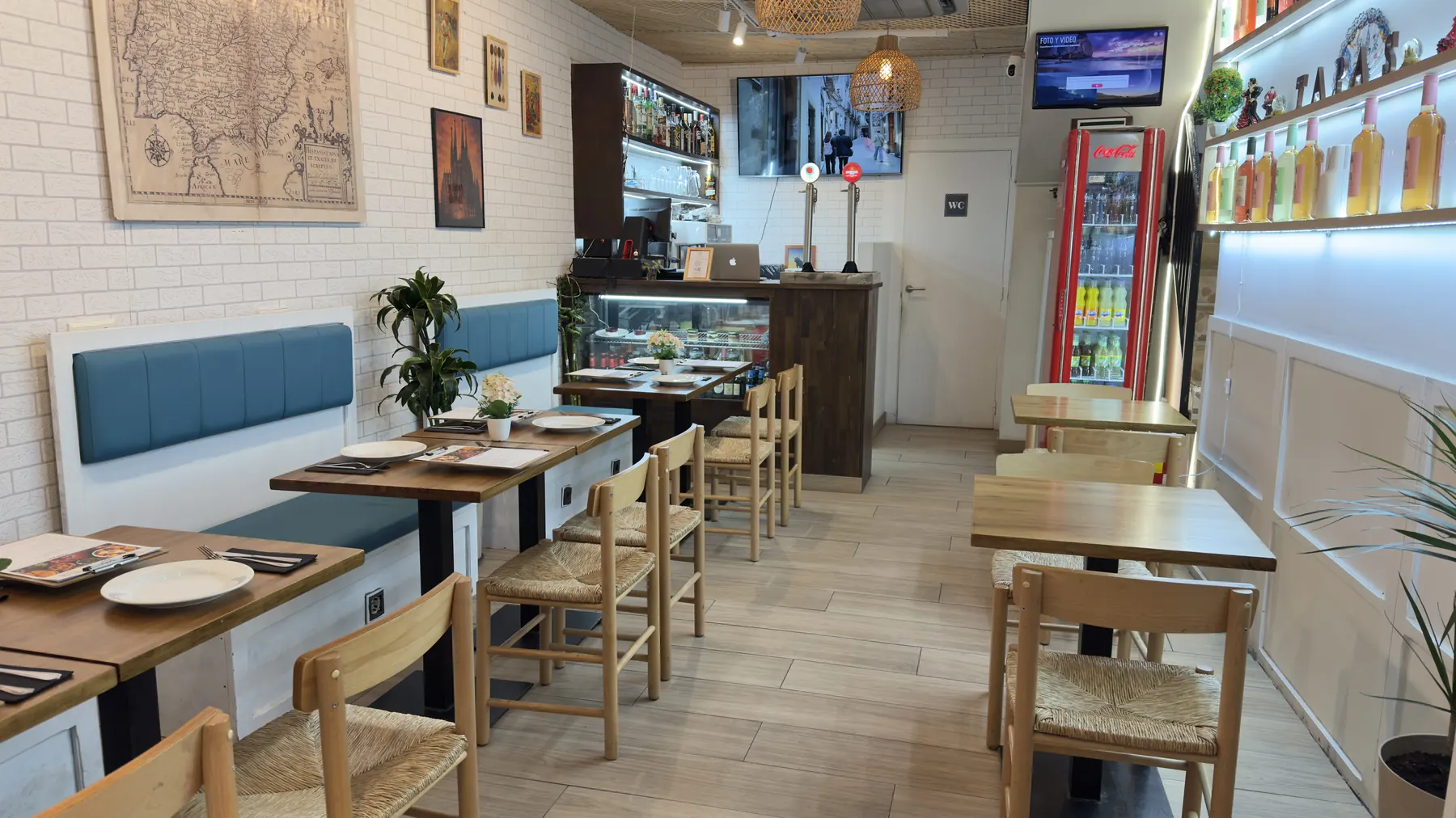 Sala interior con banquetas y mesas de madera
