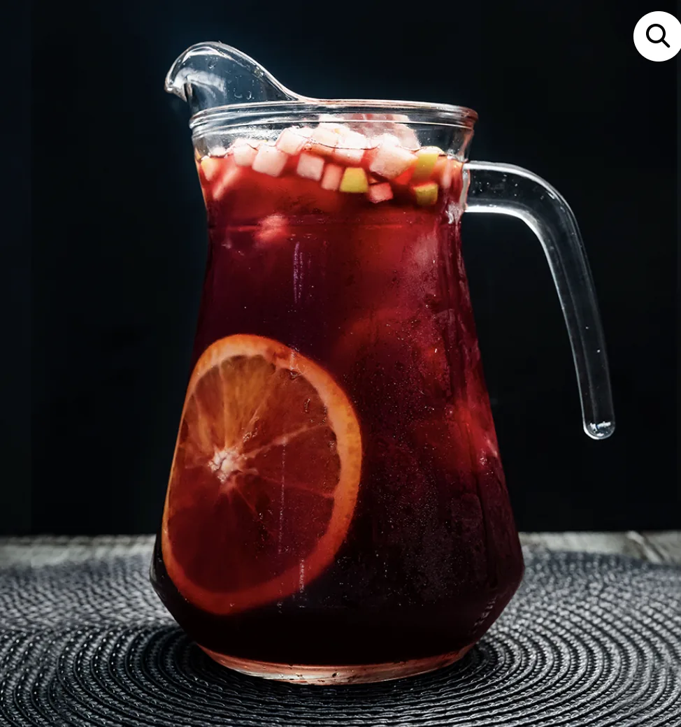 Jarra de sangría con fruta fresca y rodaja de naranja